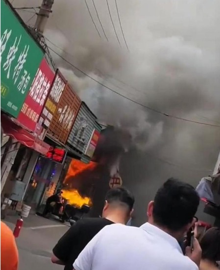 181452 【事故快讯】南京一小区电瓶车引发火灾，幸无人员伤亡