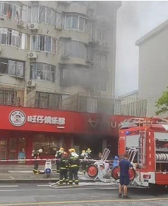 188771 【事故快讯】宝山区呼兰路一沿街店铺起火，幸无人员伤亡